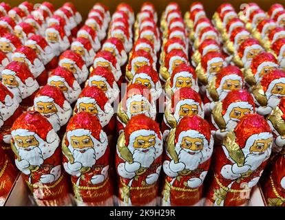 Kiel, Deutschland - 03. Oktober 2022: Eine Schachtel voller Schokoladen-Santas in goldenem Papier zum Verkauf Stockfoto