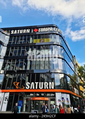 Berlin, Deutschland - 03. Oktober 2022: Der Eingang zu einem Saturn-Elektronikgeschäft bei schönem Wetter in der Berliner Innenstadt. Stockfoto