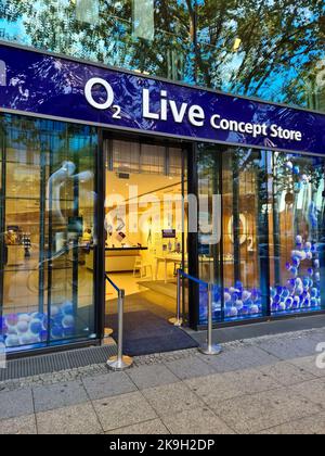 Berlin, Deutschland - 16. Oktober 2022: Eingang eines Smartphone-Shops des Unternehmens O2 Stockfoto