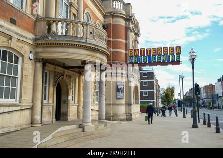 London - Oktober 2022: Das Battersea Arts Centre im Außenbereich. Ein Veranstaltungsort für darstellende Kunst auf Lavender Hill in Battersea, Südwesten Londons Stockfoto