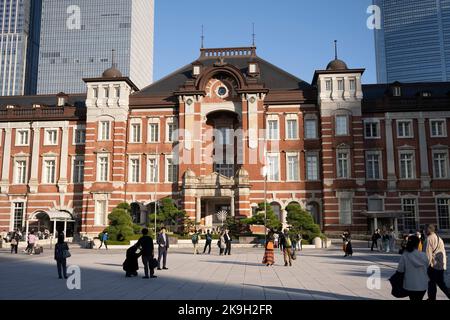 Tokio, Japan. 28. Oktober 2022. Die JR-Linien am Bahnhof Tokyo, dem wichtigsten Drehkreuz für Schnellzüge mit Verbindungen zur U-Bahn, zur Überlandbahn, zu Shinkansen-Schnellzügen, zu Expresszügen und zu Intercity-Linien. Japan hat vor kurzem nach mehr als zwei Jahren Reiseverbote aufgrund der COVID-19-Pandemie wieder für den Tourismus geöffnet. Der Yen hat gegenüber dem US-Dollar stark abgeschrieben, was wirtschaftliche Turbulenzen für den internationalen Handel und die japanische Wirtschaft verursacht hat. Touristen können in Japan steuerfrei mit einem temporären Besuchervisum einkaufen. (Bild: © Taidgh Barron/ZUMA Press Wire) Stockfoto