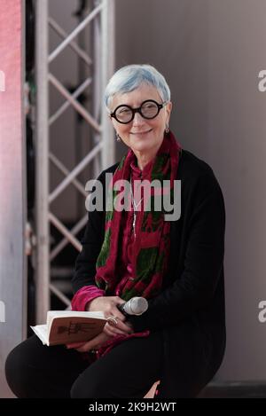 Dogliani, Italien. 6.Mai 2017. Die Journalistin und Fernsehkritikerin Alessandra Comazzi beim Dogliani TV Festival Stockfoto