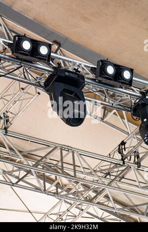 Chisinau, Moldawien - 15. Oktober 2022: Konzert-LED-Leuchten. LED-Bühnendeckenleuchten auf der Konzertbühne. Selektiver Fokus Stockfoto