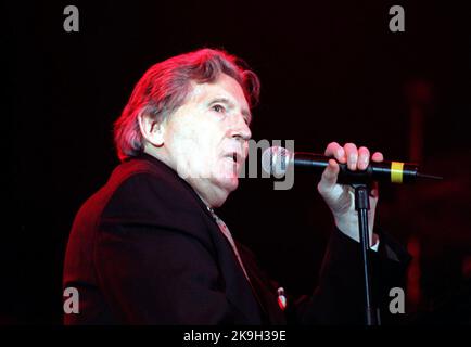 Datei-Foto vom 11/07/00 des amerikanischen Rock 'n' Roll-Stars Jerry Lee Lewis, der während des Legends of Rock 'n' Roll-Einzelkonzerts in der London Arena zusammen mit Chuck Berry und Little Richard auf der Bühne auftrat. Lee Lewis ist im Alter von 87 Jahren gestorben, sagte sein Publizist. Ausgabedatum: Freitag, 28. Oktober 2022. Stockfoto