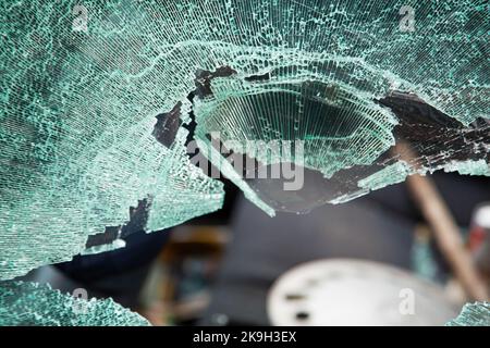 Auto mit kaputten Fenstern. Ein krimineller Vorfall. Kaputtes Glasfenster Auto beschädigt hat Unfall. Zerbrochenes Glas. Dieb zerbrochenes Glas im Autofenster Stockfoto