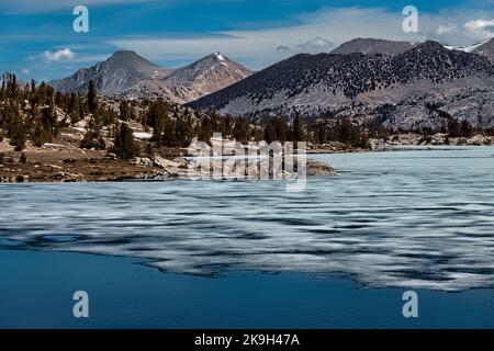 ICY Sapphire Lake, Evolution Basin, Kings Canyon National Park, Pacific Crest Trail, USA Stockfoto