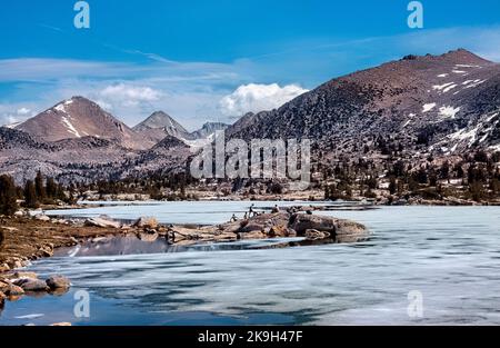 ICY Sapphire Lake, Evolution Basin, Kings Canyon National Park, Pacific Crest Trail, USA Stockfoto