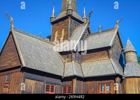 LOM Stabkirche aus Holz in Norwegen am klaren Himmel, Skandinavien Stockfoto