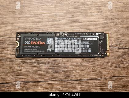 Newcastle Großbritannien: 16.. Oktober 2022: Nahaufnahme einer sehr schnellen NVME Samsung SSD Festplatte Stockfoto