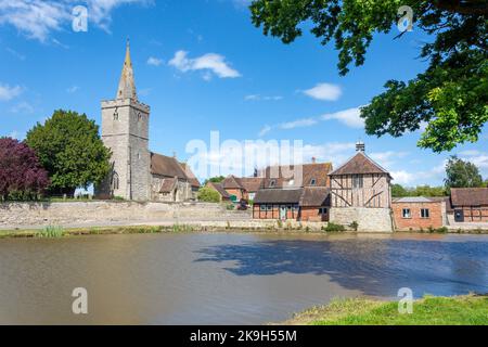 Die Pfarrkirche St. James und Taubenschlag in Staunton Court, Staunton, Gloucestershire, England, Vereinigtes Königreich Stockfoto