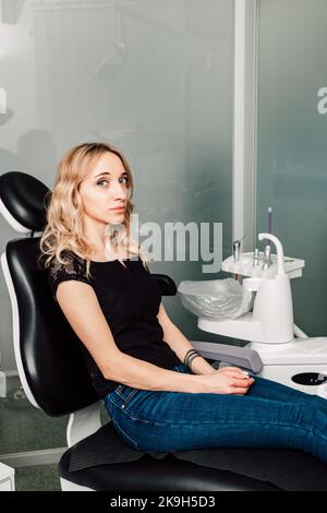 Eine junge Patientin sitzt auf einem Zahnarztstuhl.Zahnbehandlung beim Zahnarzt Stockfoto