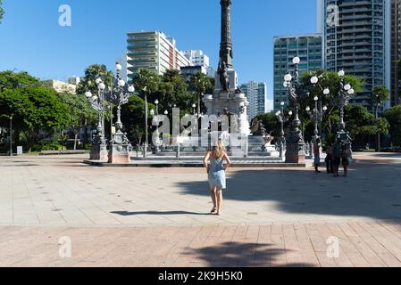 Frau geht in der Nähe von Salvador Touristenort. Das Denkmal der Helden der Kämpfe für die Unabhängigkeit von Stockfoto