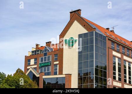 DANZIG, POLEN – 30. JULI 2022: Die Centromor-Büros im Zentrum von Danzig, Polen, wurden mit einem grünen Firmenlogo verlassen Stockfoto