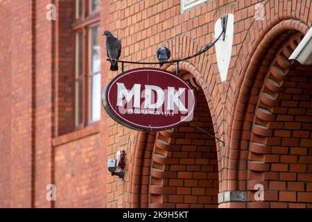 TORUN, POLEN - 11. AUGUST 2022: Jugendkulturzentrum Mlodziezowy Dom Kultury in Torun, Polen mit dem MDK-Logo Stockfoto