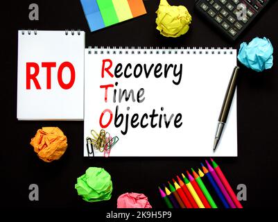 Symbol für RTO-Wiederherstellungszeit. Konzeptwörter RTO-Wiederherstellungszeit-Ziel auf weißer Note auf einem schönen schwarzen Hintergrund. Business- und RTO-Recovery Stockfoto