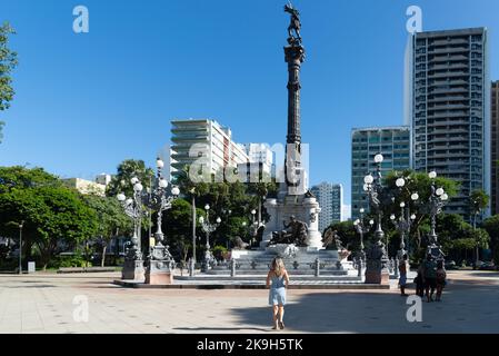 Frau geht in der Nähe von Salvador Touristenort. Das Denkmal der Helden der Kämpfe für die Unabhängigkeit von Stockfoto