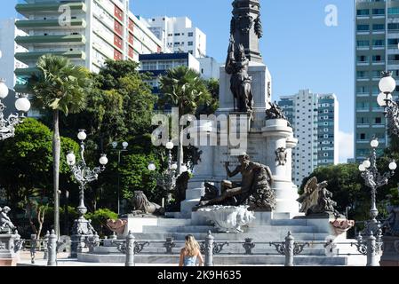 Frau geht in der Nähe von Salvador Touristenort. Das Denkmal der Helden der Kämpfe für die Unabhängigkeit von Stockfoto