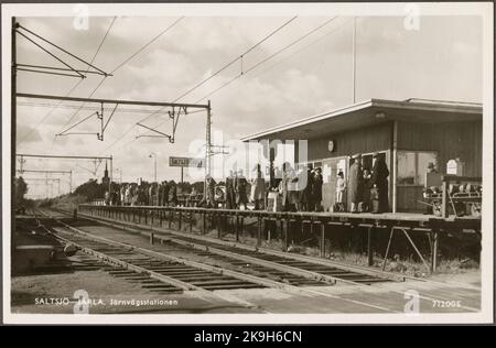 Wartende Reisende am Bahnhof Saltsjö-Järla. Stockfoto