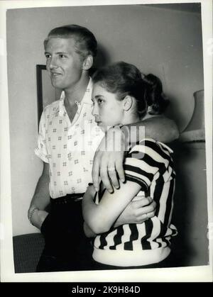 23. Mai 1958 - der 22-jährige amerikanische Rock 'N Roll-Sänger kommt hier mit seiner 15-jährigen Frau an; Jerry Lee Lewis, der amerikanische Rock 'n Roll-Sänger, flog gestern mit einem Schock für seine Fans nach London. Denn das Mädchen, das mit ihm ankam, entpuppte sich als seine 15-jährige Frau von zwei Monaten. Ihr Name war Myra, und sie ist seine dritte Frau. Jerry war zum ersten Mal mit 15 und wieder mit 17 verheiratet, aber dieses Mal sagt er, dass er das richtige Mädchen gefunden hat. Auf die Frage, ob sie der Meinung war, dass fünfzehn zu jung waren, um eine Frau zu sein, erklärte Myra, dass man im Alter von zehn Jahren in ihrer Heimatstadt Memphis Tennessee heiraten kann. Flaxen Stockfoto