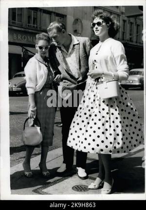 24. MAI 1958 - JERRY LEE LEWIS BRINGT SEINE 15-JÄHRIGE FRAU NACH LONDON. Fotos:- der amerikanische Rock'n Roll-Sänger Jerry Lee Lewis, 22, mit seiner 15-jährigen Frau Myra (links) und seiner 15-jährigen Schwester Frankie gestern im Londoner West End fotografiert. Myra ist seine dritte Frau. (Bild: © Keystone Press Agency/Keystone USA via ZUMAPRESS.com) Stockfoto