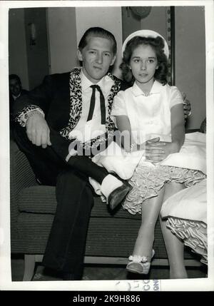 26. MAI 1958 - HEIMBÜRO, UM DIE EHE VON JERRY LEE LEWIS ZU UNTERSUCHEN. Das Home Office ist morgen, um das Ehewirr des 22-jährigen America Rock n' Roll-Sängers Jerry Lee Lewis, der hier auf einer Tournee ist, und seiner 13-jährigen Frau Myra zu untersuchen. Lewis und Myra bleiben in London. Während des Wochenendes wurde entdeckt, dass ihre Ehe im vergangenen Dezember fünf Monate dauerte, bevor seine Scheidung von seiner zweiten Frau endgültig wurde. Myras Vater, Herr J.W. Brown, seine Frau Lois und sein Sohn wohnen im selben Hotel in London. Beamte des Heimbüros werden die Ehe prüfen, wenn Lewis's lan Stockfoto