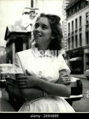 26. Mai 1958 - Innenbüro zur Untersuchung der Ehe von Jerry Lee Lewis; Das Home Office ist morgen, um die Ehe zwischen dem 22-jährigen amerikanischen Rock n Roll-Sänger Jerry Lee Lewis zu untersuchen, der hier auf Tournee ist - und seiner 13-jährigen Frau Lewis und Myra bleiben in London. Während des Wochenendes wurde entdeckt, dass ihre Ehe im vergangenen Dezember fünf Monate dauerte, bevor seine Scheidung von seiner zweiten Frau endgültig wurde. Myra;s Vater, Herr J.W. Brown, seine Frau Lois und sein Aufenthalt im selben Hotel in London. Beamte des Heimbüros werden sich mit der Ehe befassen, wenn Lewis' Landepapier kommt Stockfoto