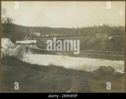 Zweigleisige Gebäude zwischen Alingsås - Olskroken. Straßentor fertig. Stockfoto