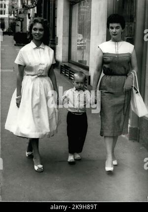 26. MAI 1958 - HEIMBÜRO, UM DIE EHE VON JERRY LEE LEWIS ZU UNTERSUCHEN. Das Home Office ist morgen, um das Ehewirr des 22-jährigen America Rock n' Roll-Sängers Jerry Lee Lewis, der hier auf einer Tournee ist, und seiner 13-jährigen Frau Myra zu untersuchen. Lewis und Myra bleiben in London. Während des Wochenendes wurde entdeckt, dass ihre Ehe im vergangenen Dezember fünf Monate dauerte, bevor seine Scheidung von seiner zweiten Frau endgültig wurde. Myras Vater, Herr J.W. Brown, seine Frau Lois und sein Sohn wohnen im selben Hotel in London. Beamte des Heimbüros werden die Ehe prüfen, wenn Lewis's lan Stockfoto