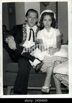 26. MAI 1958 - HEIMBÜRO, UM DIE EHE VON JERRY LEE LEWIS ZU UNTERSUCHEN. Das Home Office ist morgen, um das Ehewirr des 22-jährigen America Rock n' Roll-Sängers Jerry Lee Lewis, der hier auf einer Tournee ist, und seiner 13-jährigen Frau Myra zu untersuchen. Lewis und Myra bleiben in London. Während des Wochenendes wurde entdeckt, dass ihre Ehe im vergangenen Dezember fünf Monate dauerte, bevor seine Scheidung von seiner zweiten Frau endgültig wurde. Myras Vater, Herr J.W. Brown, seine Frau Lois und sein Sohn wohnen im selben Hotel in London. Beamte des Heimbüros werden die Ehe prüfen, wenn Lewis's lan Stockfoto