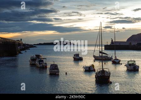 Sonnenaufgang an der Mündung des Hafens von Bermeo mit der Insel Izaro im Hintergrund Stockfoto