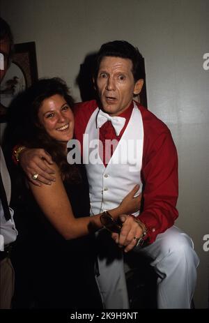 Memphis, TN, USA. 14.. Februar 2011. Jerry Lee Lewis mit Kerrie McCarver, 1986 Geburtstagsfeier Datei Bildnachweis: Robin Nelson/ZUMAPRESS.com/Alamy Live News Stockfoto