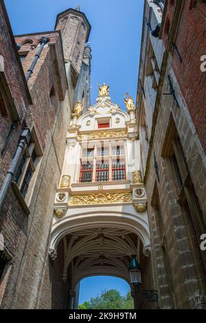 Fassade des historischen Justizpalastes aus dem unteren Winkel, Brügge, Belgien Stockfoto