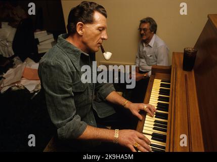 Memphis, TN, USA. 15.. Februar 2011. Jerry Lee Lewis spielt Klavier, während Schwiegervater Bob McCarver am Hochzeitstag im McCarver-Haus 1984 zuhört. Datei Bildnachweis: Robin Nelson/ZUMAPRESS.com/Alamy Live News Stockfoto