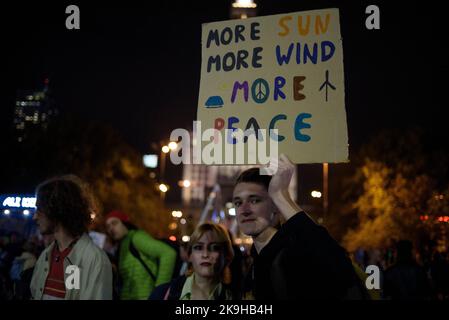Warschau, Warschau, Polen. 28. Oktober 2022. Ein Demonstrator hält am 28 2022. Oktober in Warschau, Polen, ein Schild mit der Aufschrift „Mehr Sonne, mehr Wind, mehr Frieden“. Hunderte von Menschen versammelten sich, um gegen steigende Energiepreise und die Abhängigkeit von fossilen Brennstoffen aus Russland zu protestieren. Die Demonstranten beschuldigen Politiker für die Unfähigkeit, eine sofortige Lösung für Klima-, Lebensmittel- und Energiekrisen zu finden und forderten einen schnelleren Übergang zu erneuerbaren Energiequellen. (Bild: © Aleksander Kalka/ZUMA Press Wire) Stockfoto