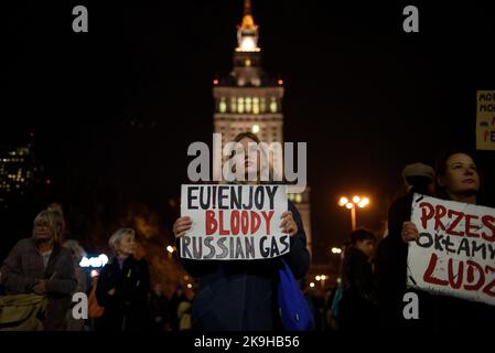 Warschau, Warschau, Polen. 28. Oktober 2022. Ein Demonstrator hält ein Schild mit der Aufschrift „EU! Genießen Sie blutiges russisches Gas'' am 28 2022. Oktober in Warschau, Polen. Hunderte von Menschen versammelten sich, um gegen steigende Energiepreise und die Abhängigkeit von fossilen Brennstoffen aus Russland zu protestieren. Die Demonstranten beschuldigen Politiker für die Unfähigkeit, eine sofortige Lösung für Klima-, Lebensmittel- und Energiekrisen zu finden und forderten einen schnelleren Übergang zu erneuerbaren Energiequellen. (Bild: © Aleksander Kalka/ZUMA Press Wire) Stockfoto