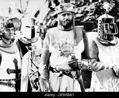 MICHAEL PALIN als Sir Galahad GRAHAM CHAPMAN als King Arthur und TERRY JONES als Sir Bedevere in MONTY PYTHON UND THE HOLY GRAIL 1975 Regisseure TERRY GILLIAM und TERRY JONES von Graham Chapman John Cleese Eric Idle Terry Gilliam Terry Jones und Michael Palin Kostümdesign Hazel Pethig Python (Monty) Bilder in Zusammenarbeit mit Michael White Productions / National Film Trustee Company / EMI Film Distributors Stockfoto