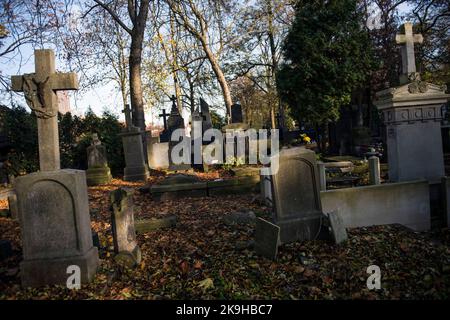 Warschau, Polen. 27. Oktober 2022. Alte und vergessene Gräber sind auf dem historischen Powazki Friedhof zu sehen. Der Allerheiligste Tag, der am 1.. November stattfindet, ist ein Feiertag in Polen und einer der wichtigsten katholischen Feiertage im Laufe des Jahres. Diejenigen, die ihre Angehörigen verloren haben, gehen auf die Friedhofs, um den Toten ihre Achtung zu erweisen. Sie brennen Kerzen auf den Gräbern und bringen Blumen. Es wird manchmal auch als der Tag der Erinnerung an die, die gegangen sind, bezeichnet. (Foto von Attila Husejnow/SOPA Images/Sipa USA) Quelle: SIPA USA/Alamy Live News Stockfoto