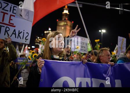 Warschau, Warschau, Polen. 28. Oktober 2022. Die Demonstranten rufen Slogans und tragen Schilder, während sie am 28 2022. Oktober in Warschau, Polen, an einem regierungsfeindlichen Protest teilnehmen. Hunderte von Menschen versammelten sich, um gegen steigende Energiepreise und die Abhängigkeit von fossilen Brennstoffen aus Russland zu protestieren. Die Demonstranten beschuldigen Politiker für die Unfähigkeit, eine sofortige Lösung für Klima-, Lebensmittel- und Energiekrisen zu finden und forderten einen schnelleren Übergang zu erneuerbaren Energiequellen. (Bild: © Aleksander Kalka/ZUMA Press Wire) Stockfoto