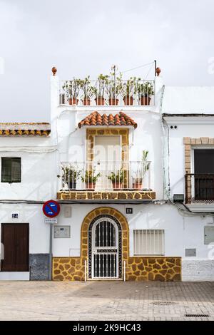 Ein Haus mit Balkon und Dachterrasse in der weißen Stadt Conil de la Coréra, Provinz Cáádi, Andalusien, Spanien Stockfoto