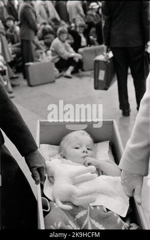 Reisende in der Wartehalle im Zentrum von Stockholm. Stockfoto