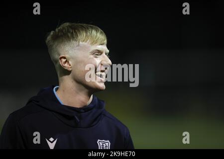 Falkirk, Großbritannien. 28. Oktober 2022. 28.. Oktober 2022; Ochilview Park, Stenhousemuir, Falkirk, Scotland Scottish Championship Football; Queens Park gegen Dundee; Lyall Cameron von Dundee inspiziert den Platz vor dem Spiel Credit: Action Plus Sports Images/Alamy Live News Stockfoto