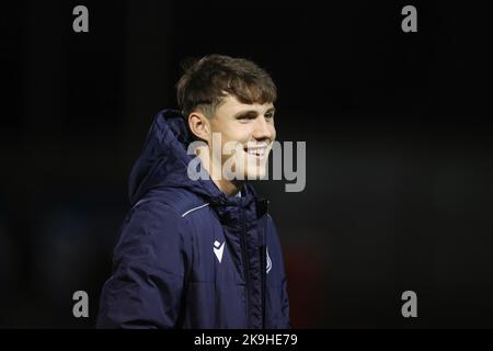 Falkirk, Großbritannien. 28. Oktober 2022. 28.. Oktober 2022; Ochilview Park, Stenhousemuir, Falkirk, Schottland Scottish Championship Football; Queens Park gegen Dundee; Josh Mulligan von Dundee inspiziert den Platz vor dem Spiel Credit: Action Plus Sports Images/Alamy Live News Stockfoto