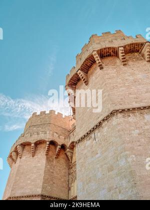 Serrano Towers (Torres de Serranos) am Sommertag. Die Türme befinden sich an der Plaza de los Fueros in Valencia, Spanien Stockfoto