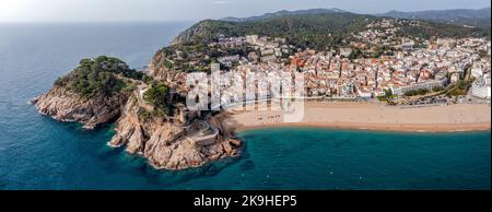 Das beliebte Dorf Tossa de Mar an der Costa Brava, Katalonien, mittelmeer, Spanien Panorama-Luftaufnahme Stockfoto