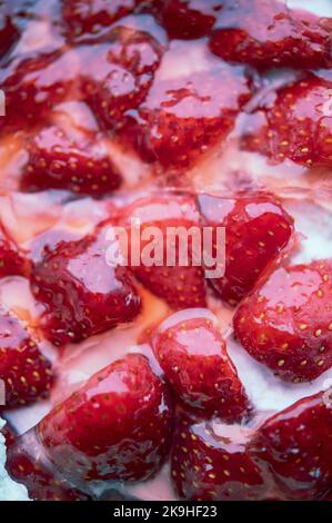 Nahaufnahme von einem Erdbeerkuchen Stockfoto