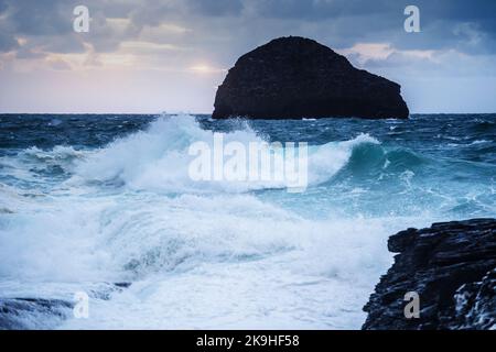 Stürmische See am Trebarwith Strand in Cornwall, England, Großbritannien Stockfoto