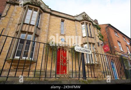 Alte Stadthäuser und Eisengeländer in Tamworth, Großbritannien Stockfoto