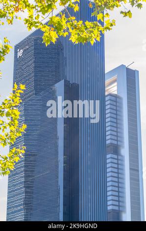 MADRID, SPANIEN - 6. OKTOBER 2021: Blick auf die modernen Wolkenkratzer, die zum Geschäftsviertel Cuatro Torres in Madrid, Spanien, gehören Stockfoto