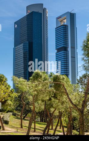 MADRID, SPANIEN - 6. OKTOBER 2021: Blick auf die modernen Wolkenkratzer, die zum Geschäftsviertel Cuatro Torres in Madrid, Spanien, gehören Stockfoto