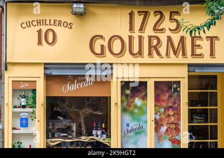 MADRID, SPANIEN - 4. OKTOBER 2021: Fassade eines Gourmet-Shops in Madrid, Spanien Stockfoto